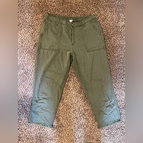 Aerie (American Eagle) Cropped Green Adventure Pants - Picture 1 of 5